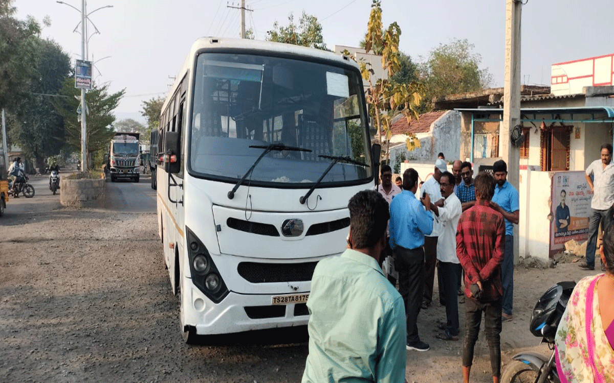 KOC Mine : రోడ్డు నిర్మాణం పూర్తి చేయాలంటూ కేఓసీ లారీల అడ్డ‌గింత‌