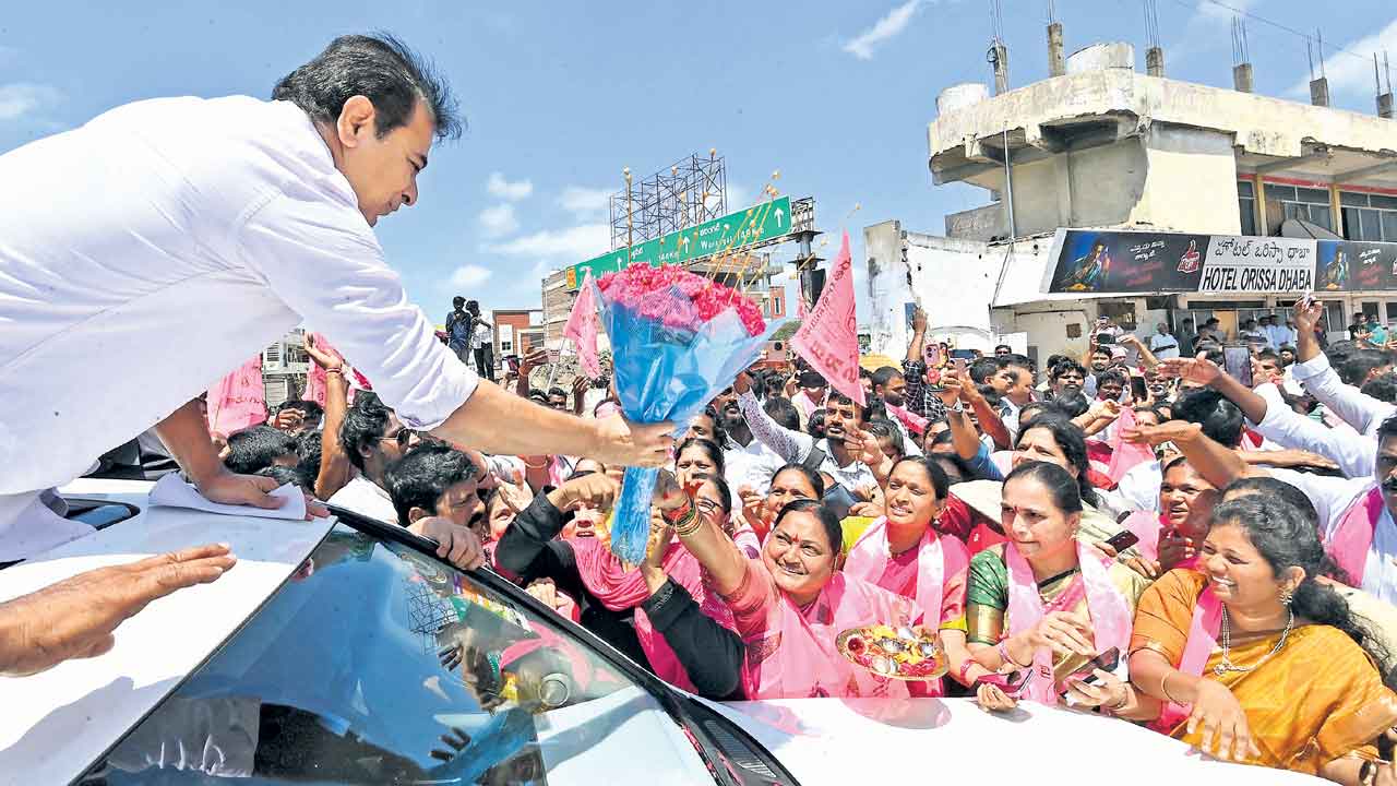 KTR Road Show | జనం జేజేలు.. క్యాడర్‌ కేరింతలు.. సూర్యాపేటలో కేటీఆర్‌కు జన నీరాజనం