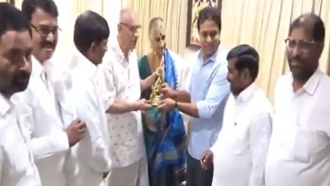 నరసింహన్‌తో కేటీఆర్‌ భేటీ