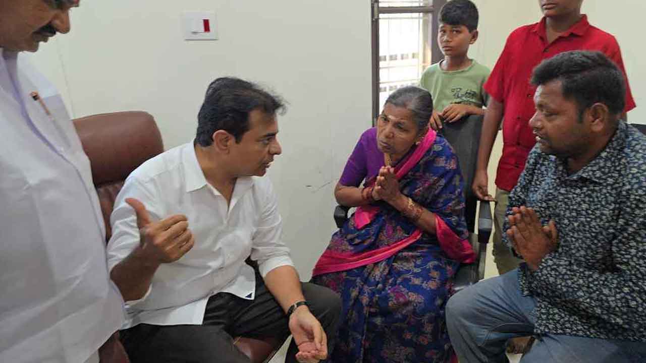 KTR | అధైర్య పడొద్దు అండగా ఉంటా.. కేటీఆర్ టీ స్టాల్ నిర్వాహకుడికి కేటీఆర్ భరోసా