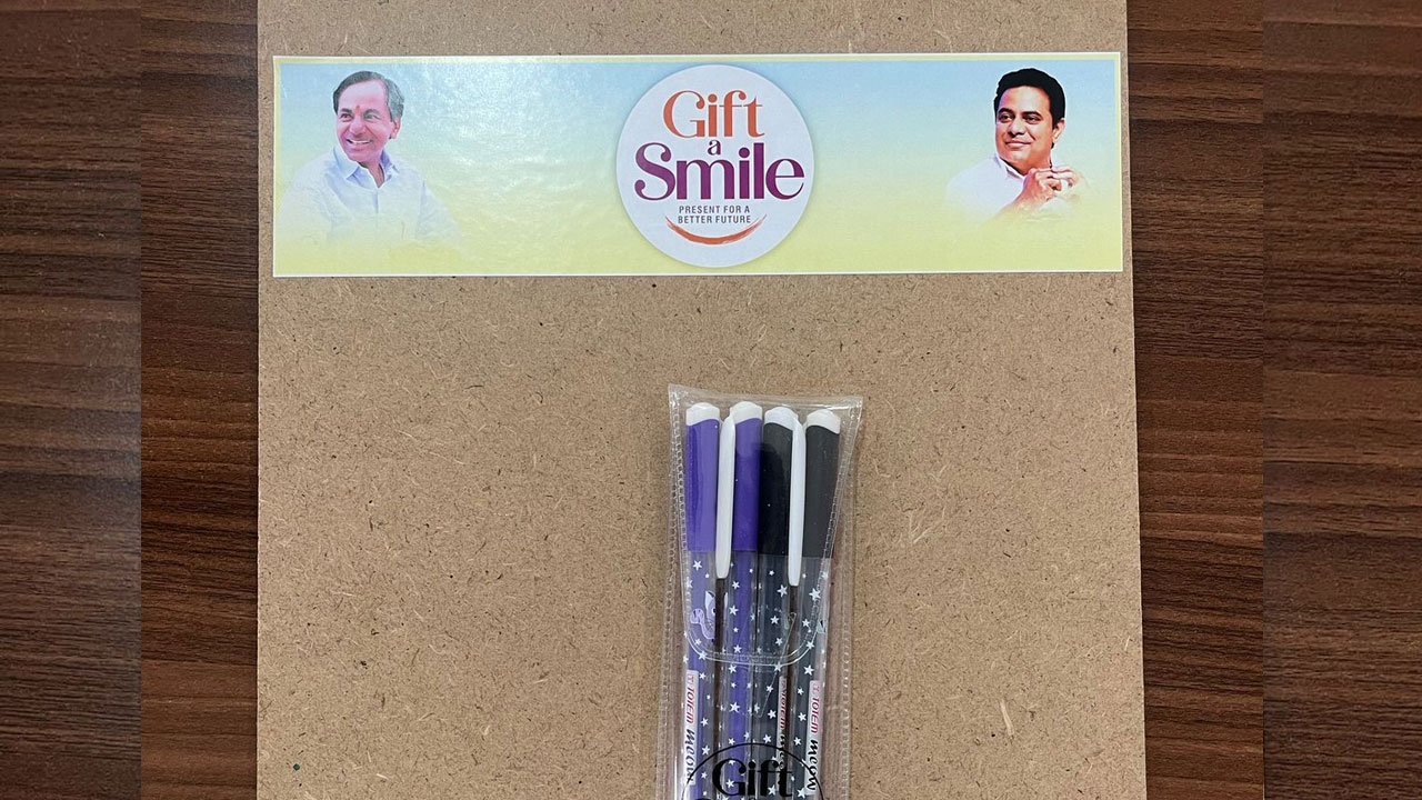 KTR | పదో తరగతి విద్యార్థులకు కేటీఆర్ చిరుకానుక.. పరీక్షలు రాయడానికి  ప్యాడ్, పెన్నుల  పంపిణీ