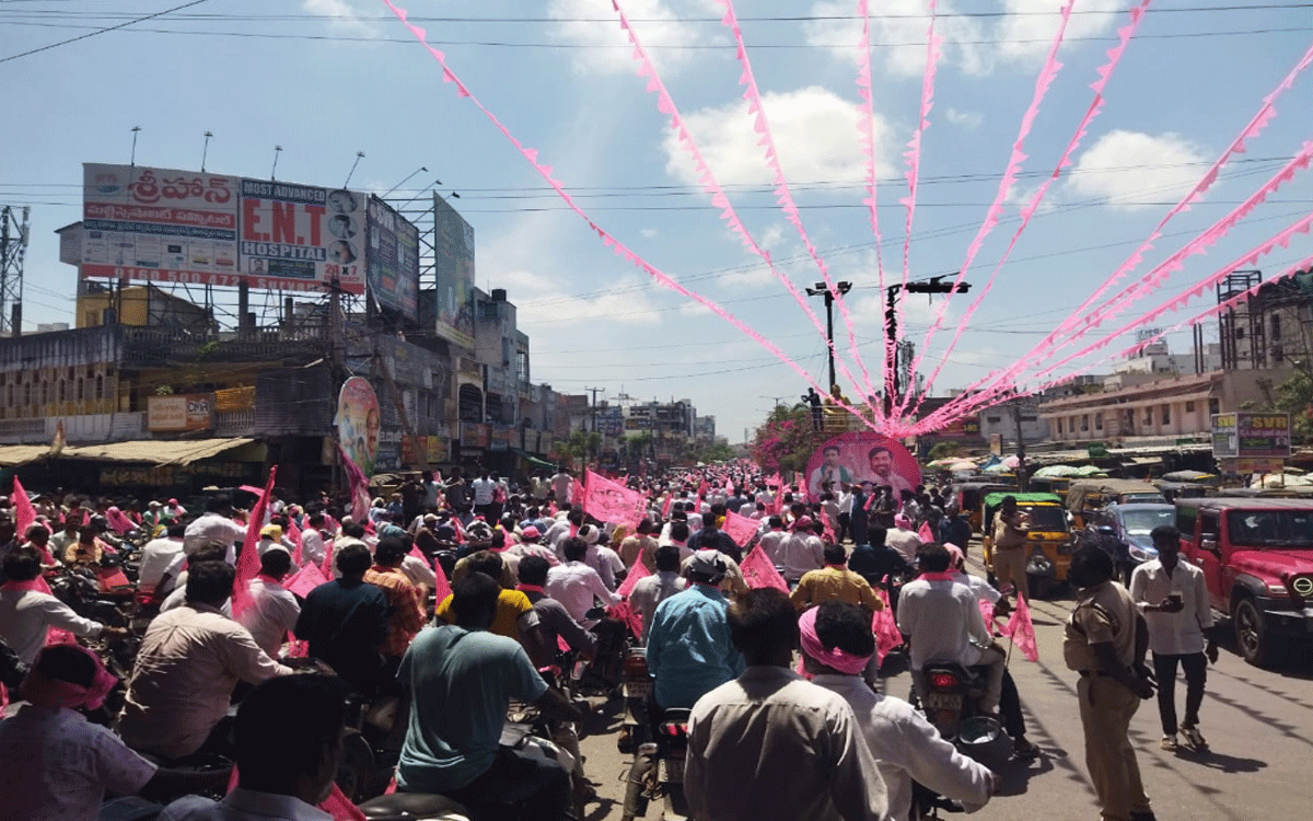 KTR : సూర్యాపేట‌లో 10 వేల బైక్‌ల‌తో కేటీఆర్‌కు భారీ స్వాగ‌తం.. ర్యాలీ వీడియో