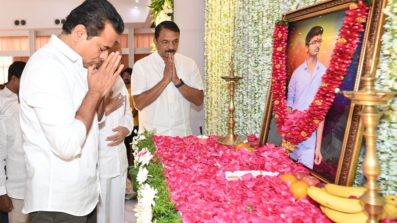 KTR | కనిష్క్ రెడ్డి తల్లిదండ్రులను పరామర్శించిన కేటీఆర్