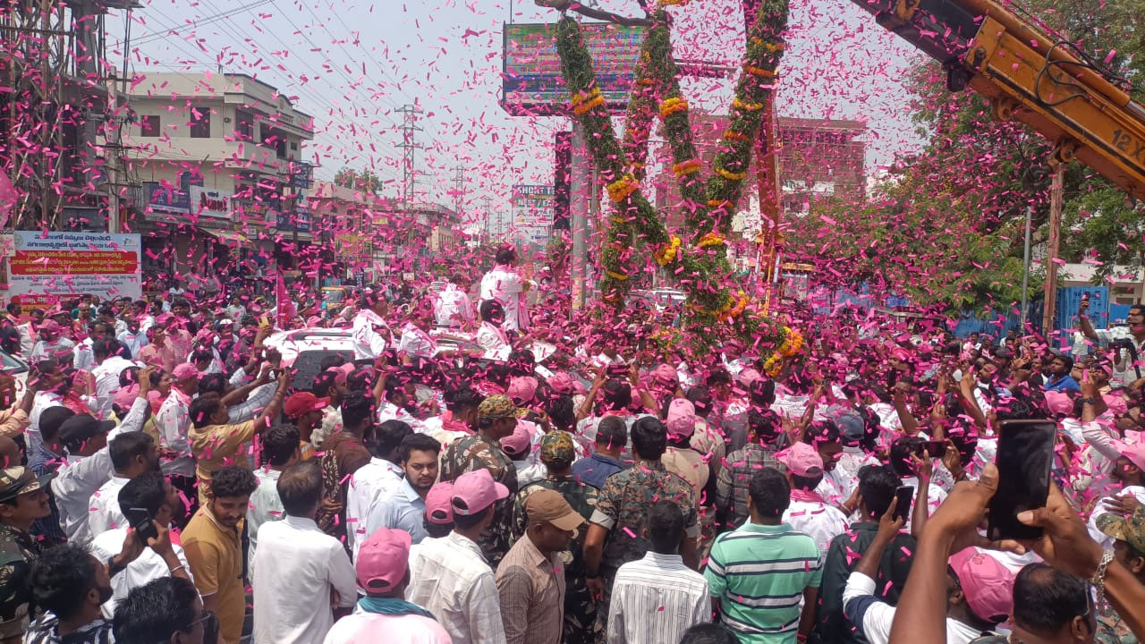 KTR | క‌రీంన‌గ‌ర్ చేరుకున్న కేటీఆర్.. ఘ‌న‌స్వాగ‌తం ప‌లికిన గులాబీ శ్రేణులు
