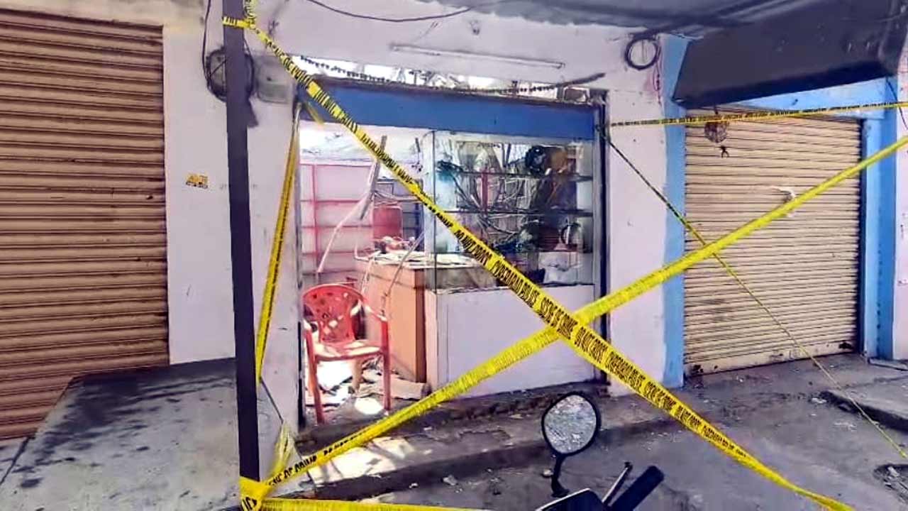 Hyderabad | గ్యాస్ రీఫిలింగ్ చేస్తుండగా పేలుడు. వ్యక్తికి తీవ్ర గాయాలు