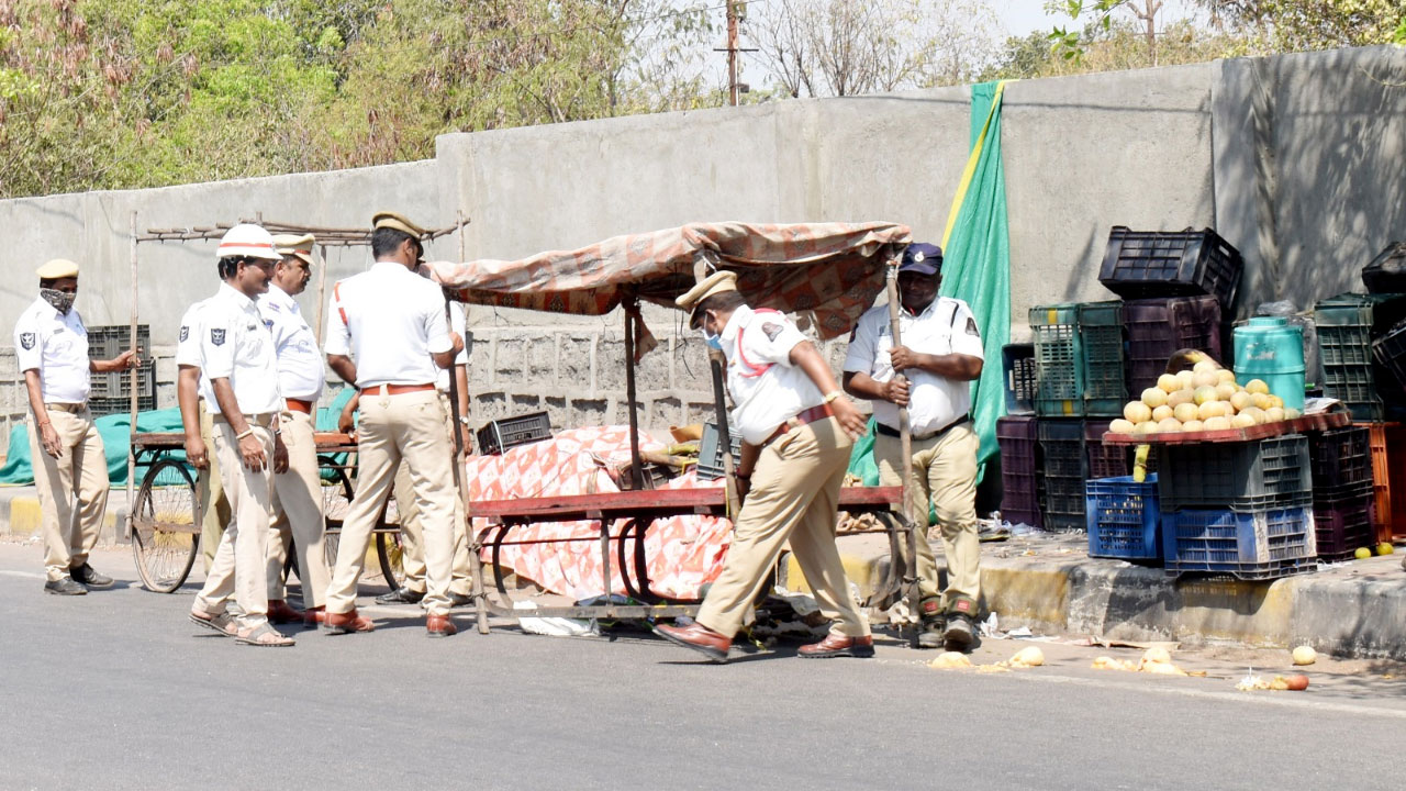 Hyderabad | ఇప్ప‌టికే అప్పుల పాల‌య్యాం.. ట్రాఫిక్ పోలీసుల‌కు స్ట్రీట్ వెండ‌ర్స్ మొర