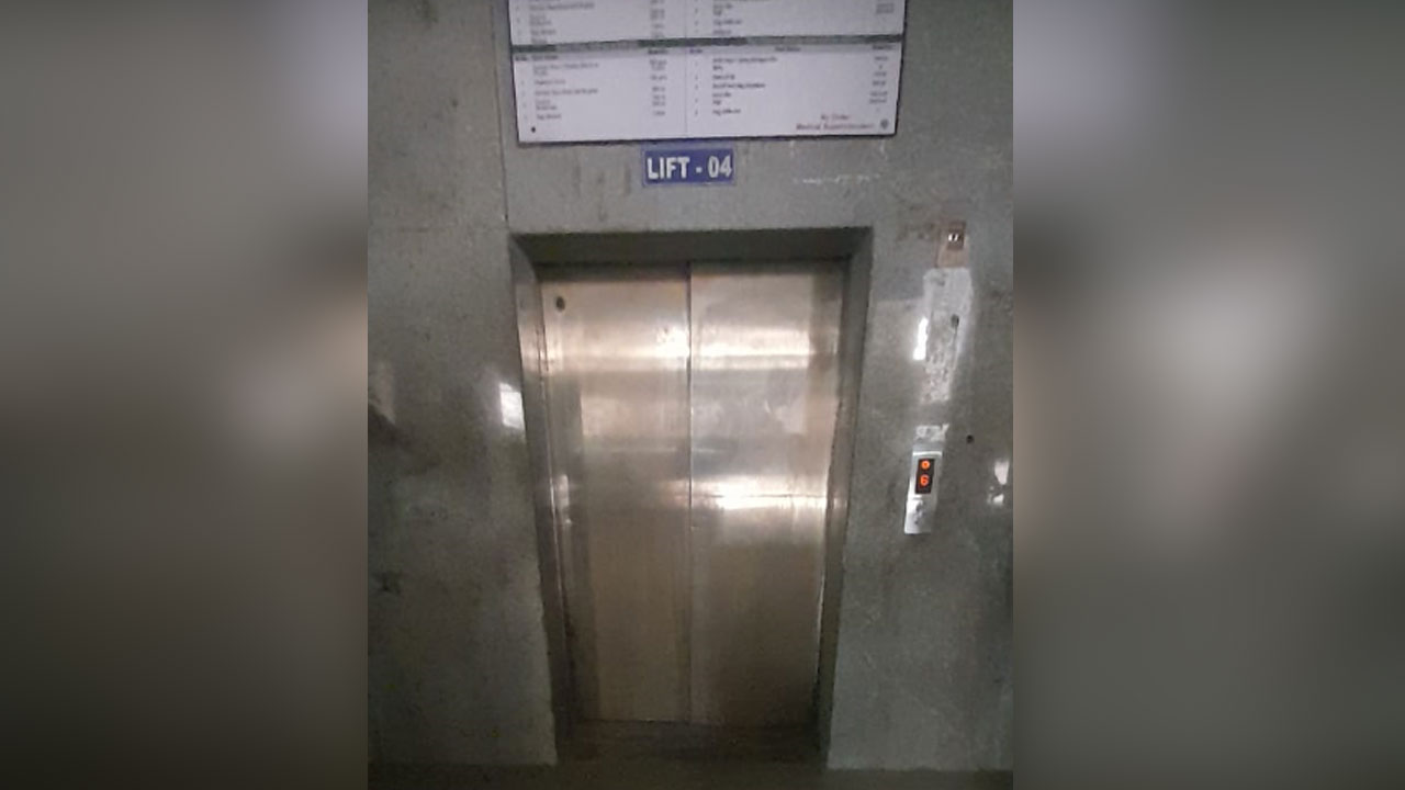 Gandhi Hospital | గాంధీ ఆస్ప‌త్రిలో ఆరో అంత‌స్తులో ఆగిపోయిన లిఫ్టు.. భ‌యాందోళ‌న‌కు గురైన రోగులు