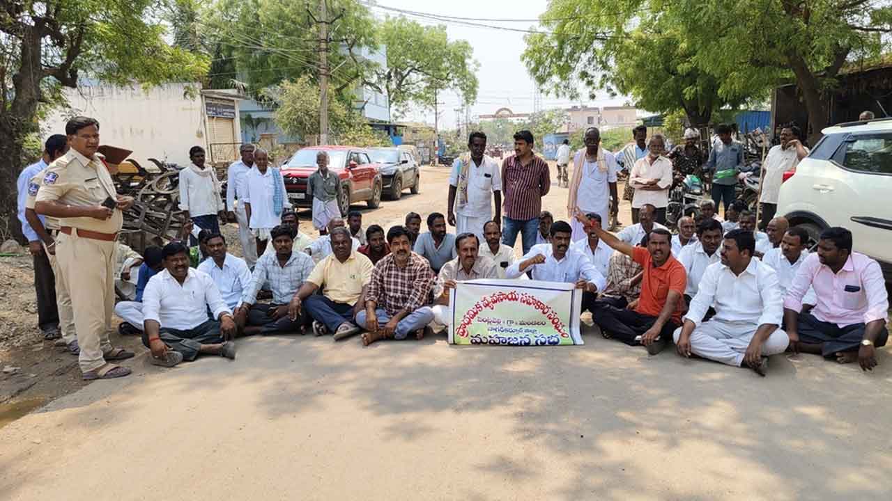 Loan waiver | రుణమాఫీ చేయాలంటూ మండుటెండల్లో రైతుల నిరసన