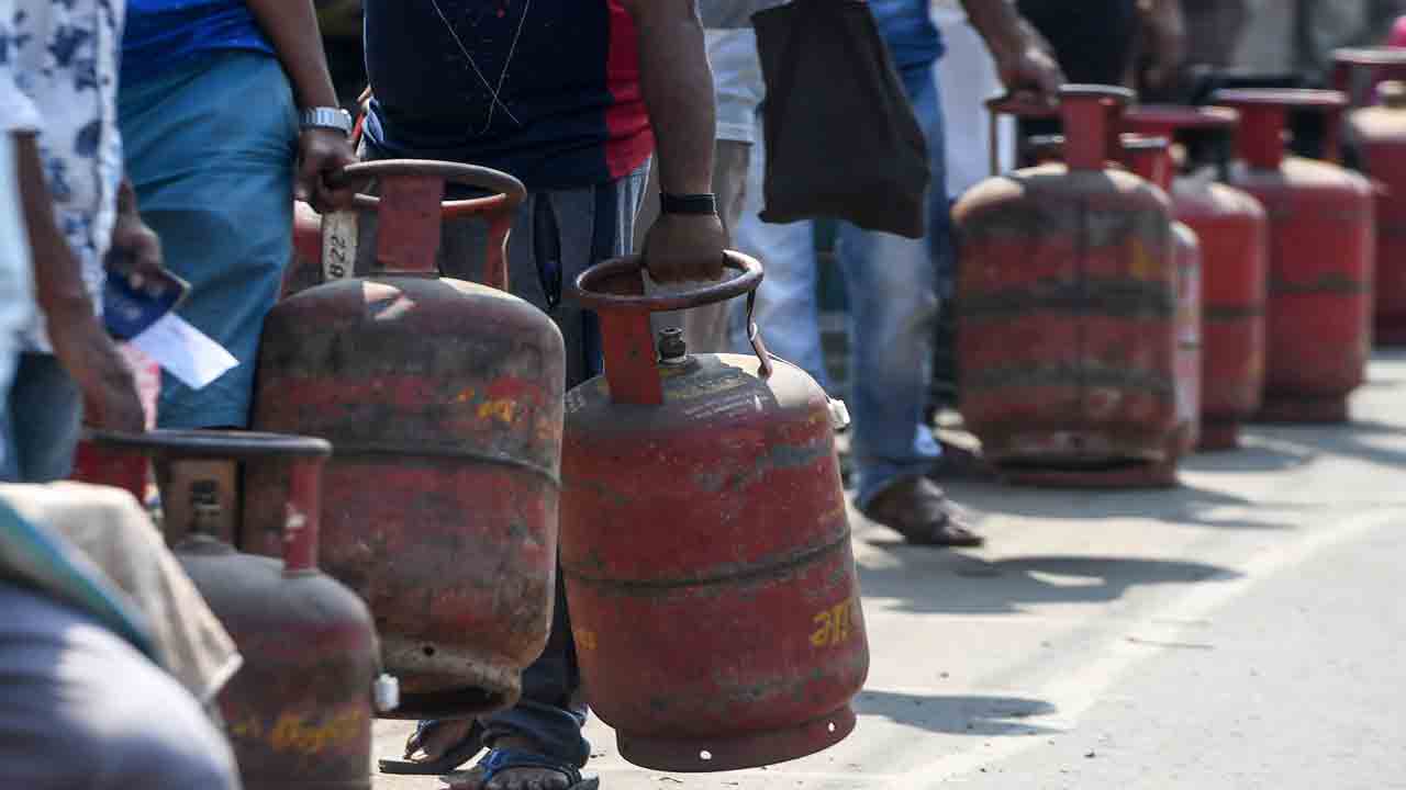 వాణిజ్య సిలిండర్‌పై రూ.6 పెంపు