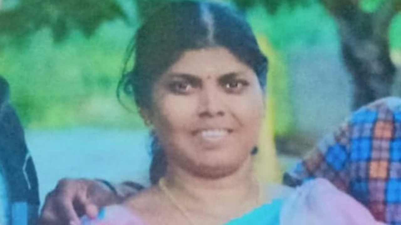 కాశీయాత్రలో విషాదం.. బస్సు బోల్తాపడి ఒకరు మృతి, 11 మందికి తీవ్ర గాయాలు