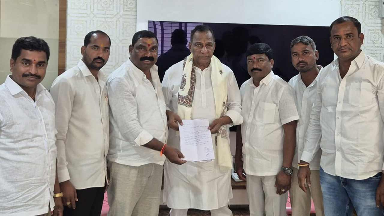 ఆలియాబాద్‌-మజీద్‌పూర్‌ రోడ్డును కబ్జా నుంచి కాపాడండి.. మాజీ మంత్రి మల్లారెడ్డికి బీఆర్‌ఎస్‌ నేతల వినతి