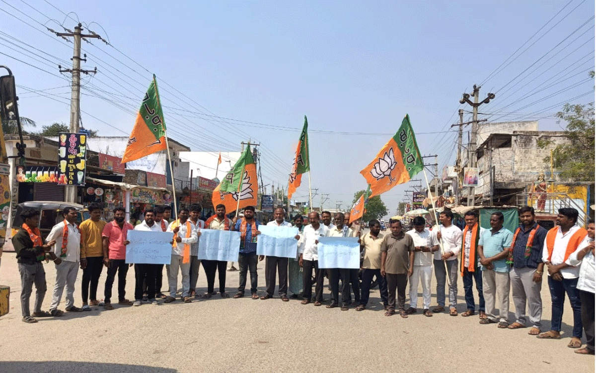 BJP Protest : ఎస్సారెస్పీ నీటిని విడుదల చేయాల‌ని తుంగ‌తుర్తి ర‌హ‌దారిపై ధ‌ర్నా
