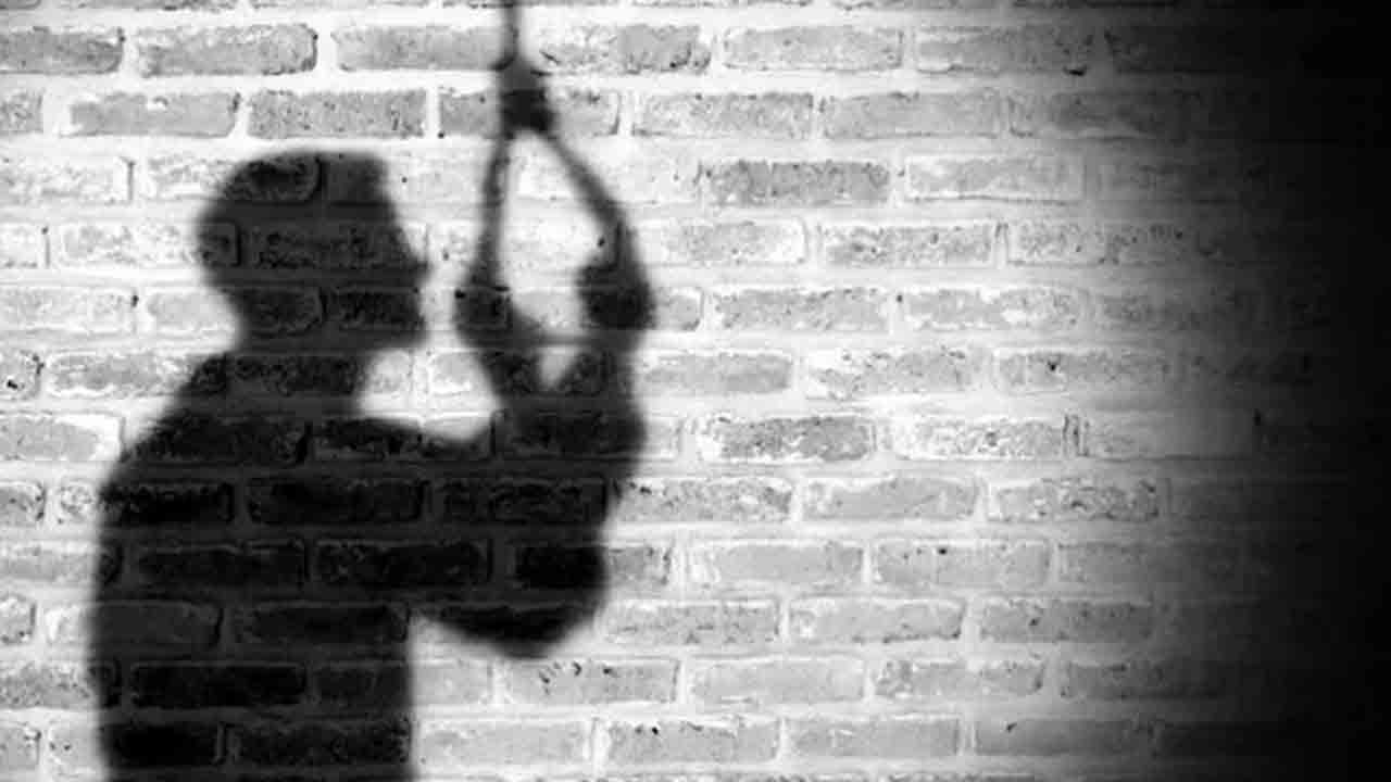 man hangs self, wife watched live | ఉరి వేసుకుని ఆత్మహత్య చేసుకున్న వ్యక్తి..   ఇన్‌స్టాగ్రామ్‌ లైవ్‌లో చూసిన భార్య, అత్త