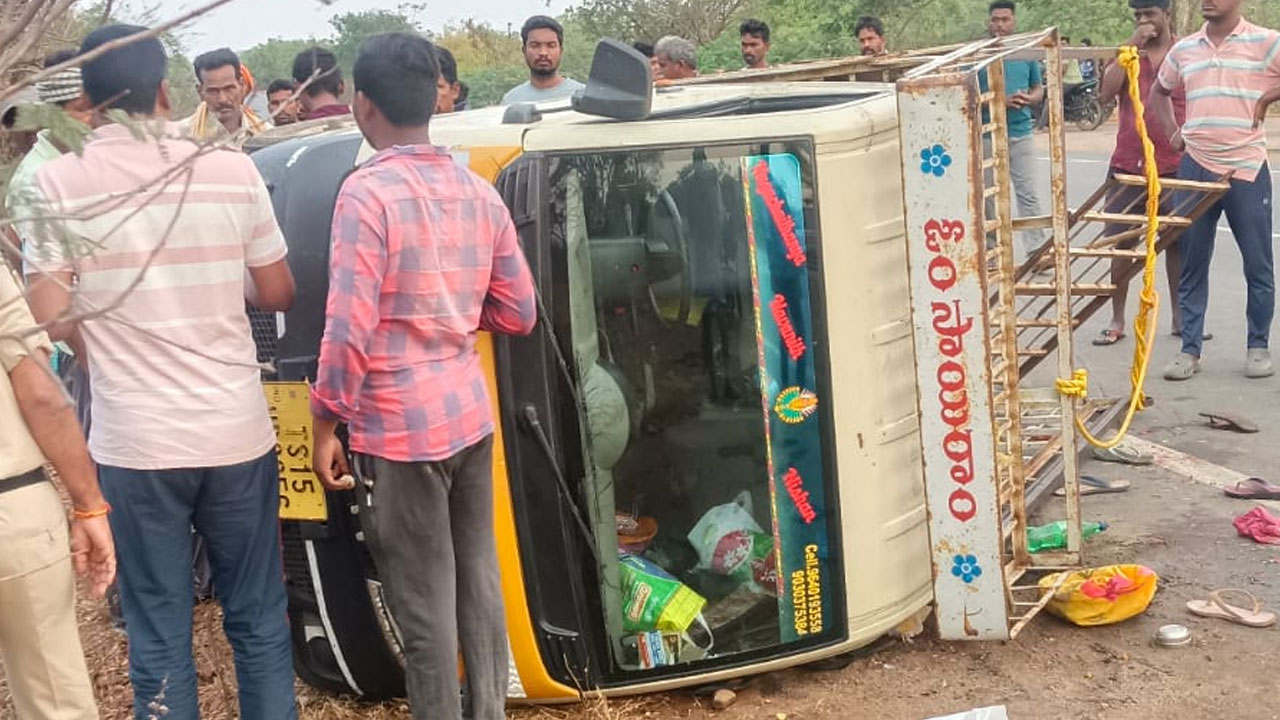 Manthani | వ్యవసాయ కూలీలతో వెళ్తున్న ట్రాలీ బోల్తా.. ముగ్గురి పరిస్థితి విషమం