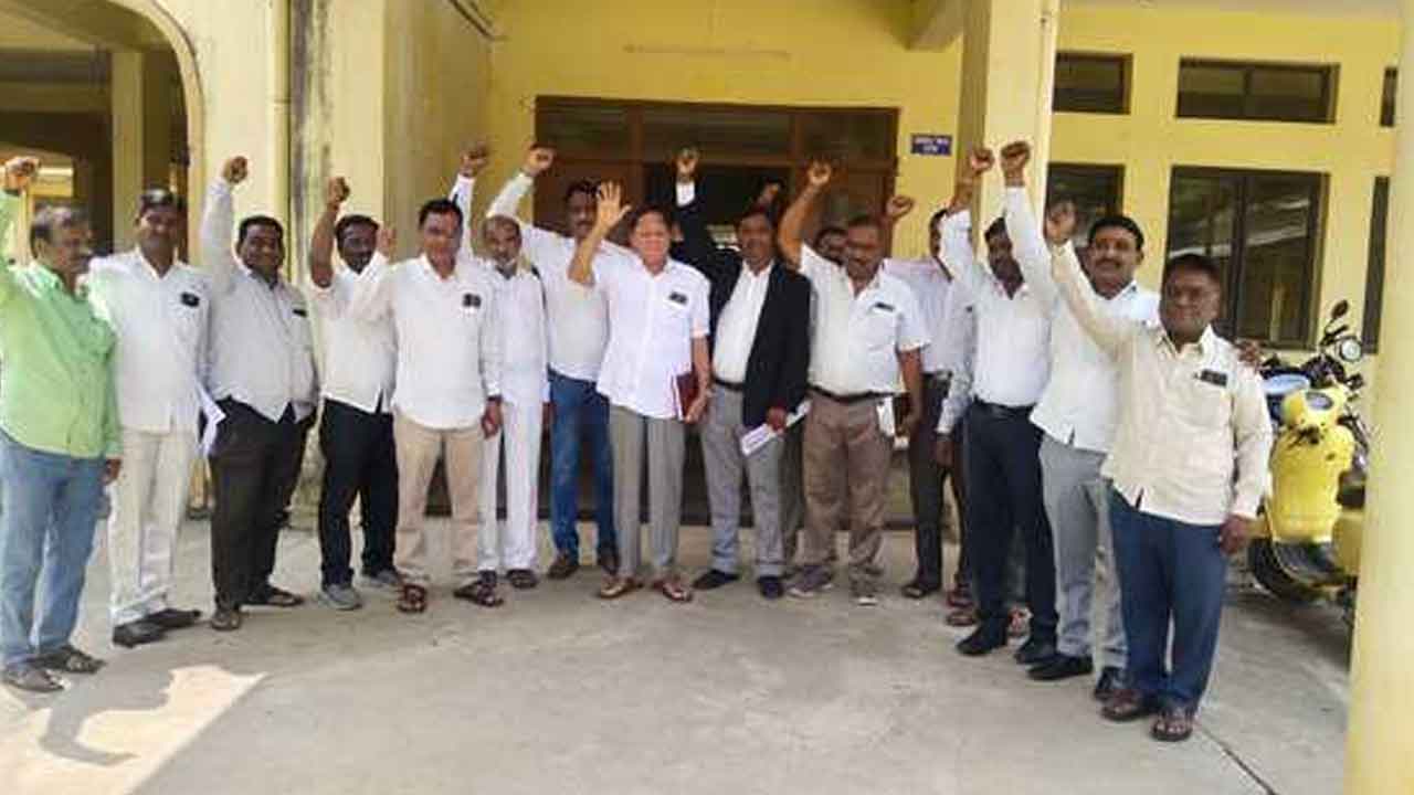 Lawyers | మంథనిలో విధుల బహిష్కరించిన న్యాయవాదులు