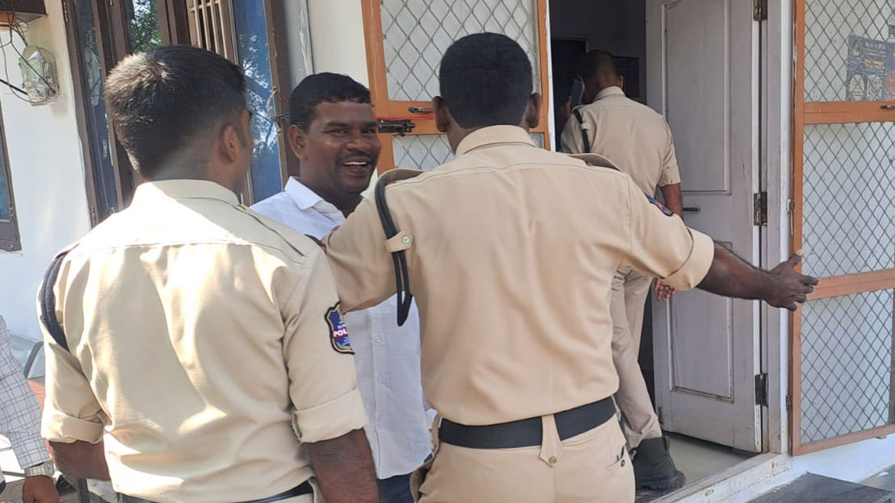 Matla Madhu | సర్పంచుల ఫోరం మాజీ అధ్యక్షుడు మాట్ల మధు అరెస్టు