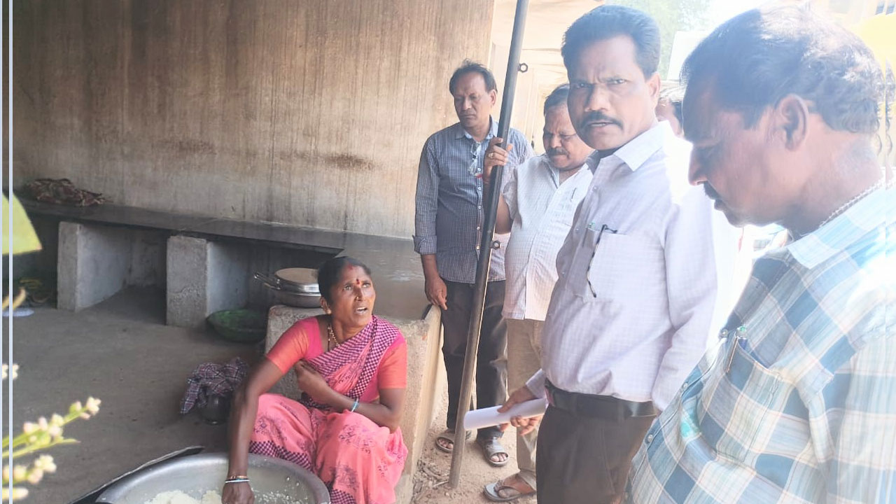 విద్యార్థులకు నాణ్యమైన భోజనం అందించాలి : మండల ప్రత్యేక అధికారి కరుణాకర్