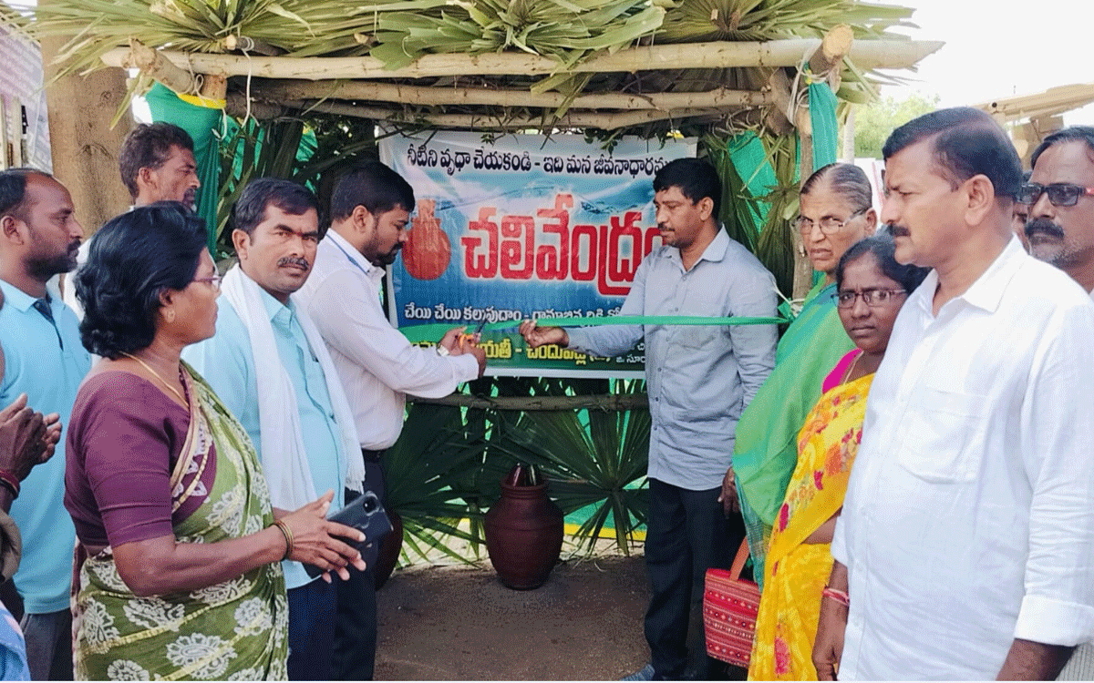 Free Drinking Water : బాటసారుల దాహార్తి తీర్చడం అభినందనీయం : ఎంపిడిఓ సంతోశ్కుమార్