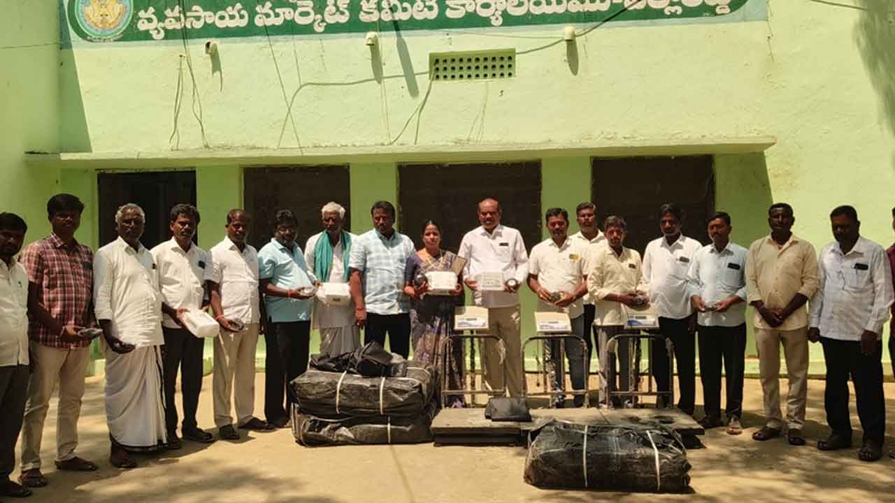 MSP equipment | ఎల్లారెడ్డి పట్టణంలో ఎంఎస్పీ పరికరాల పంపిణీ