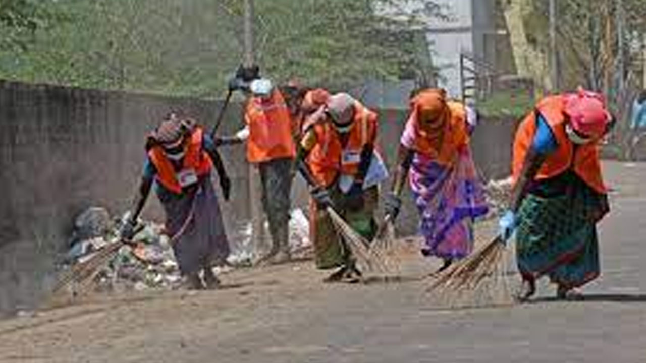 Cheeriyal | నాలుగు నెల‌లుగా జీతాల్లేవ్.. మున్సిప‌ల్ సిబ్బంది ధ‌ర్నా