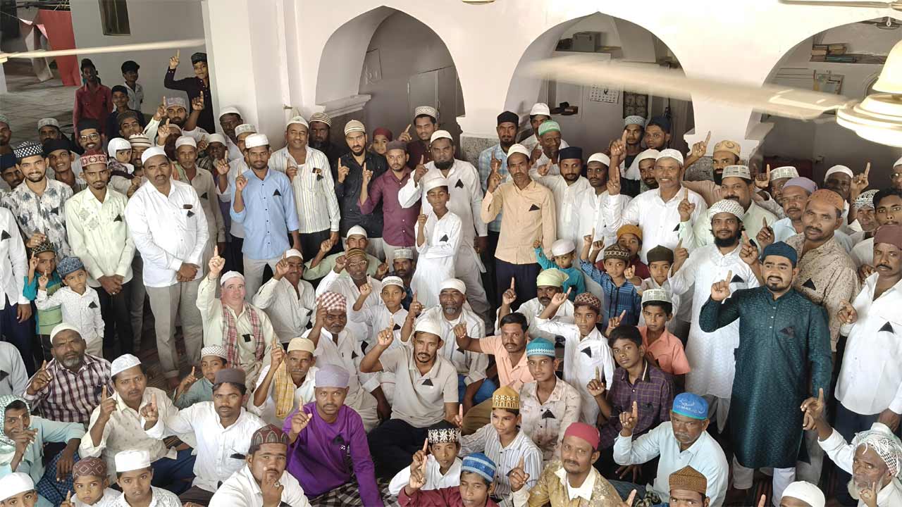 వక్ఫ్‌ బోర్డు చట్ట సవరణ బిల్లుకు వ్యతిరేకంగా నల్ల బ్యాడ్జీలతో ముస్లింల నిరసన