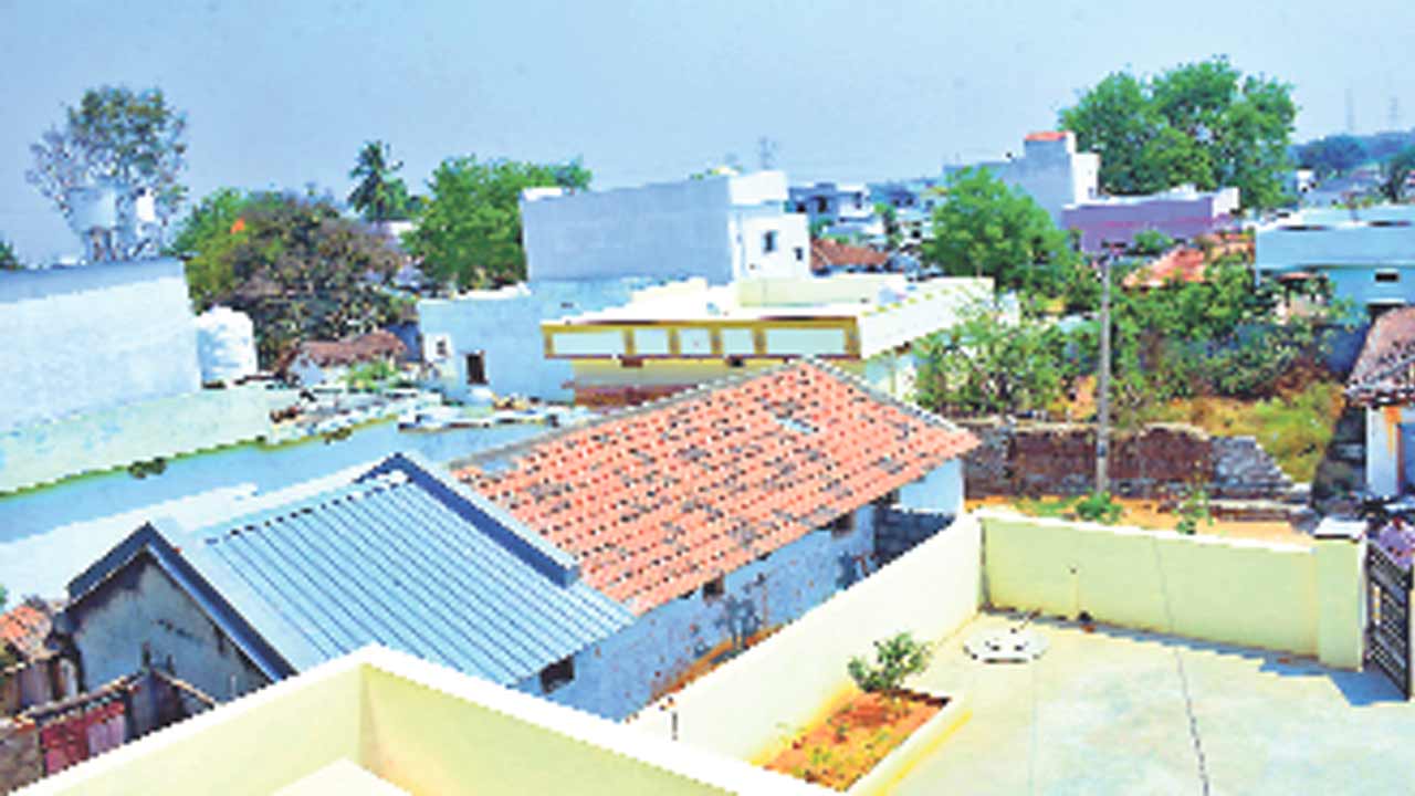 ‘ఆదర్శం’ అంతంతే..!