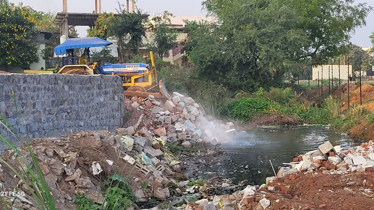 Nala Encroachment | ఆక్రమణలపై పట్టింపు లేదా.. నాలా కబ్జాపై వారం రోజులుగా కథనాలు.. అధికారుల్లో లేని చలనం