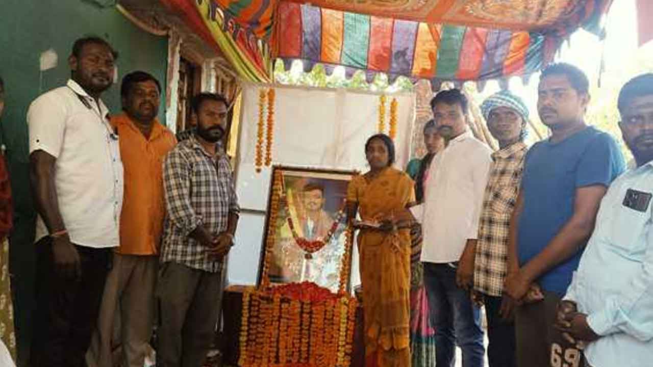 Financial assistance | మృతుని కుటుంబానికి ఆర్థిక సహాయం అందజేత