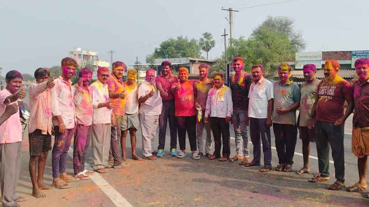 Holi celebrations | ఉమ్మడి వరంగల్‌ జిల్లాలో ఘనంగా హోలీ వేడుకలు
