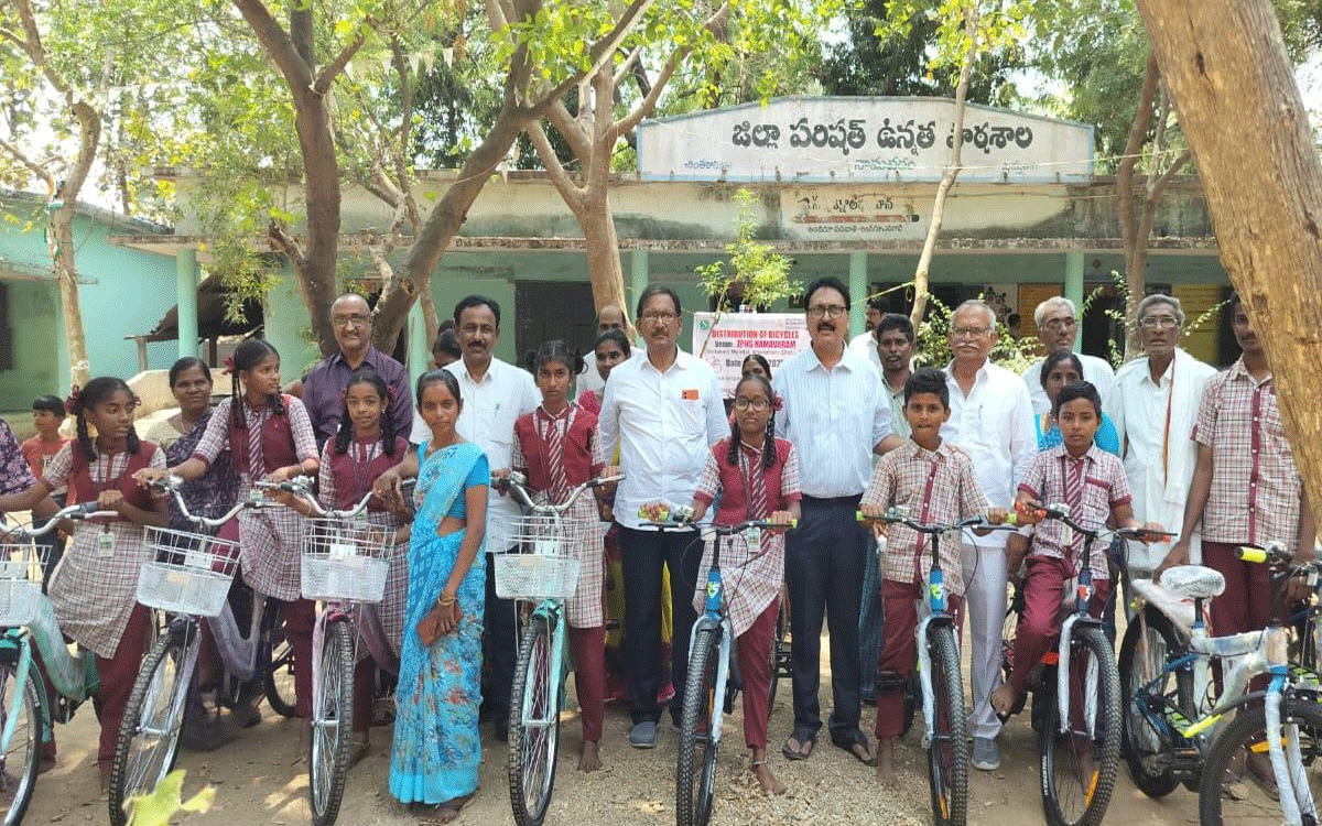 Suvidha International Trust : నామ‌వ‌రం ఉన్న‌త పాఠ‌శాల‌ విద్యార్థులకు సైకిళ్లు పంపిణీ