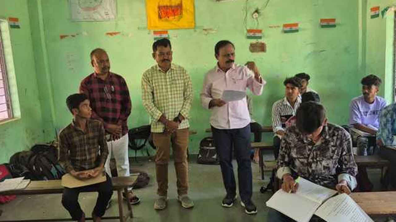 DEO | పదో తరగతిలో ఉత్తమ ఫలితాలను సాధించాలి : డీఈవో రవీందర్‌ రెడ్డి