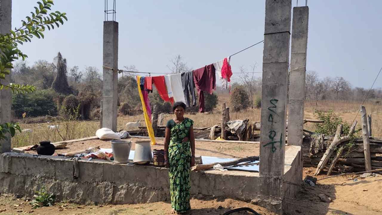ITDA houses | అటవీ శాఖ అధికారుల అడ్డగింతతో అర్దాంతరంగా నిలిచిపోయిన ఐటీడీఏ ఇండ్లు