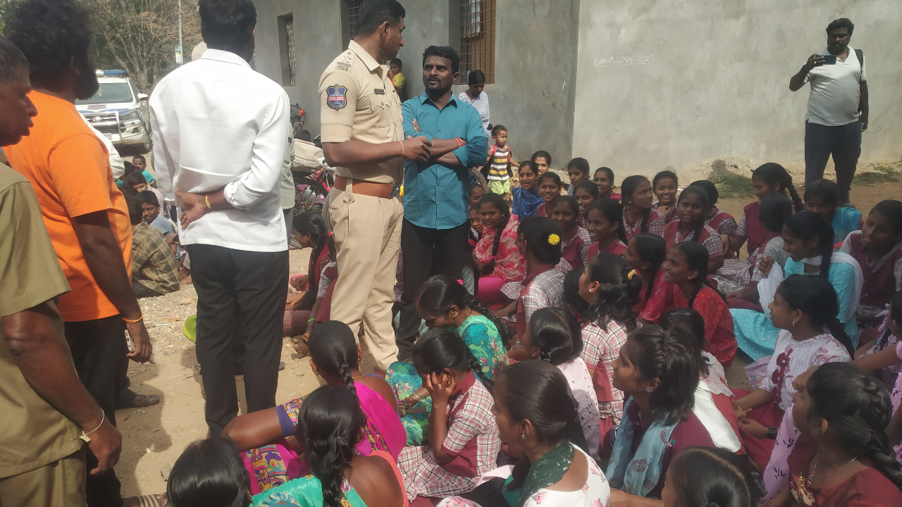 Peddapalli | జై భీమ్‌ అనాలని టీచర్‌ వేధింపులు.. నిట్టూరు జడ్పీ పాఠశాల ఎదుట విద్యార్థులు, ఉపాధ్యాయుల ఆందోళన