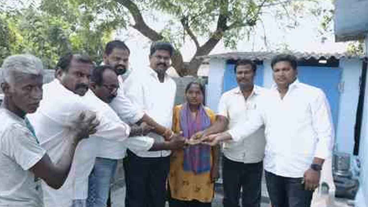 Financial assistance | మృతుని కుటుంబానికి ఆర్థిక సహాయం అందజేత