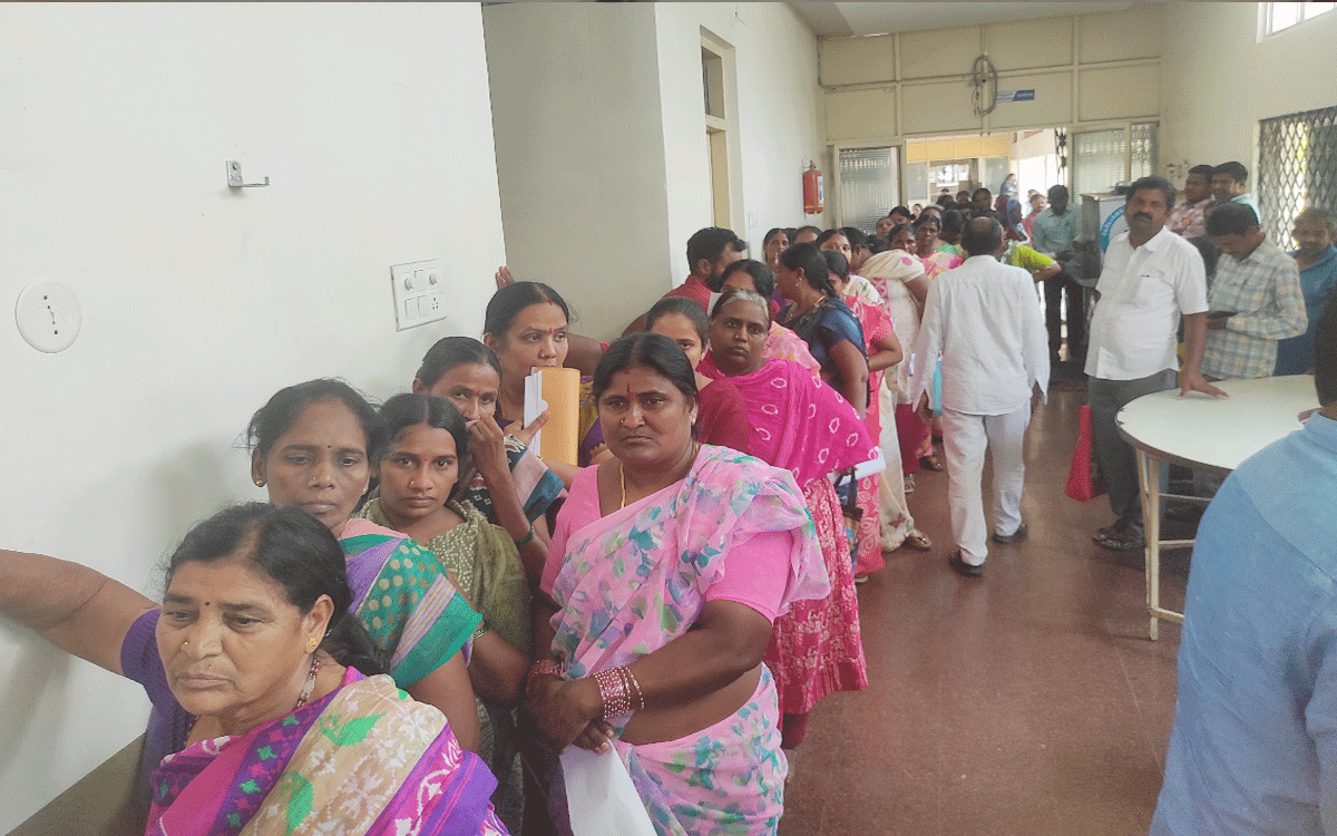 Minister Komatireddy : వినతులు స్వీకరించకుండానే వెళ్లిన మంత్రి కోమటిరెడ్డి