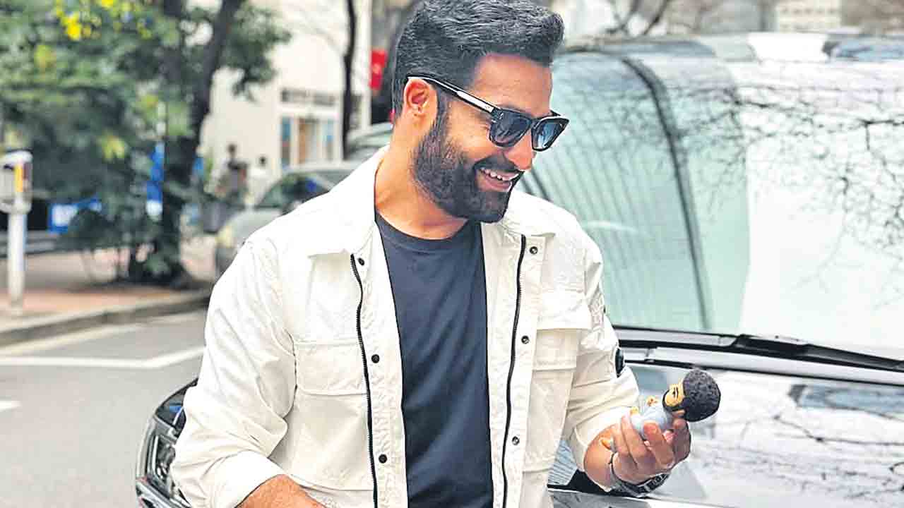 ఎల్లలు దాటిన అభిమానం