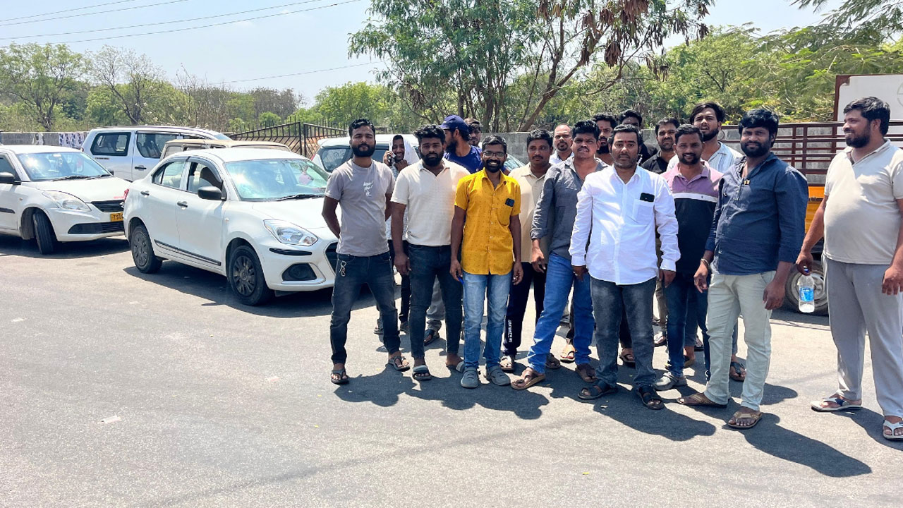 Cab Drivers | ఓలా, ఊబర్‌ క్యాబ్‌ డ్రైవర్లకు చెల్లించే రేటు పెంచాలి.. డ్రైవ‌ర్ల ధ‌ర్నా