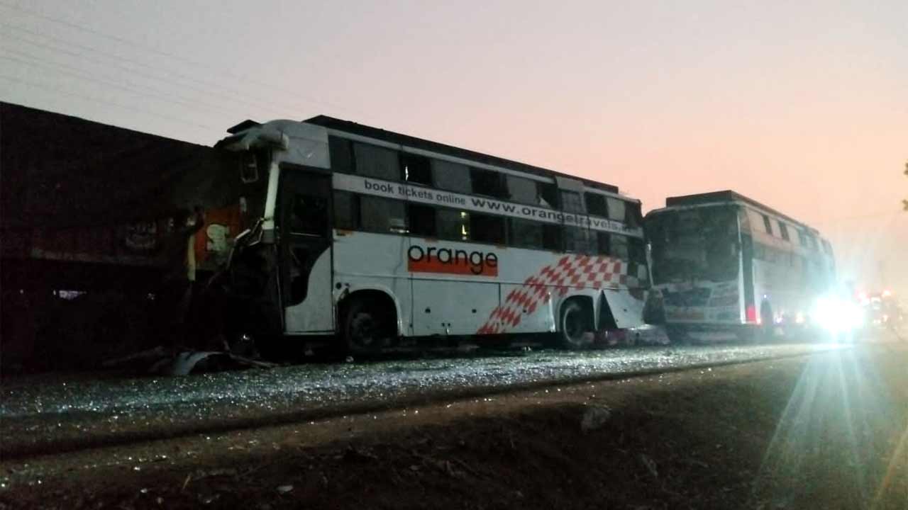 కంటైనర్‌ను ఢీకొట్టిన రెండు ట్రావెల్స్‌ బస్సులు.. 13 మందికి తీవ్రగాయాలు