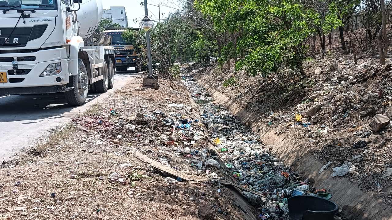 Shamhabad | అస్తవ్యస్తంగా ఔటర్‌ సర్వీస్‌ రోడ్లు.. చెత్తతో నిండిపోయిన కాల్వలు