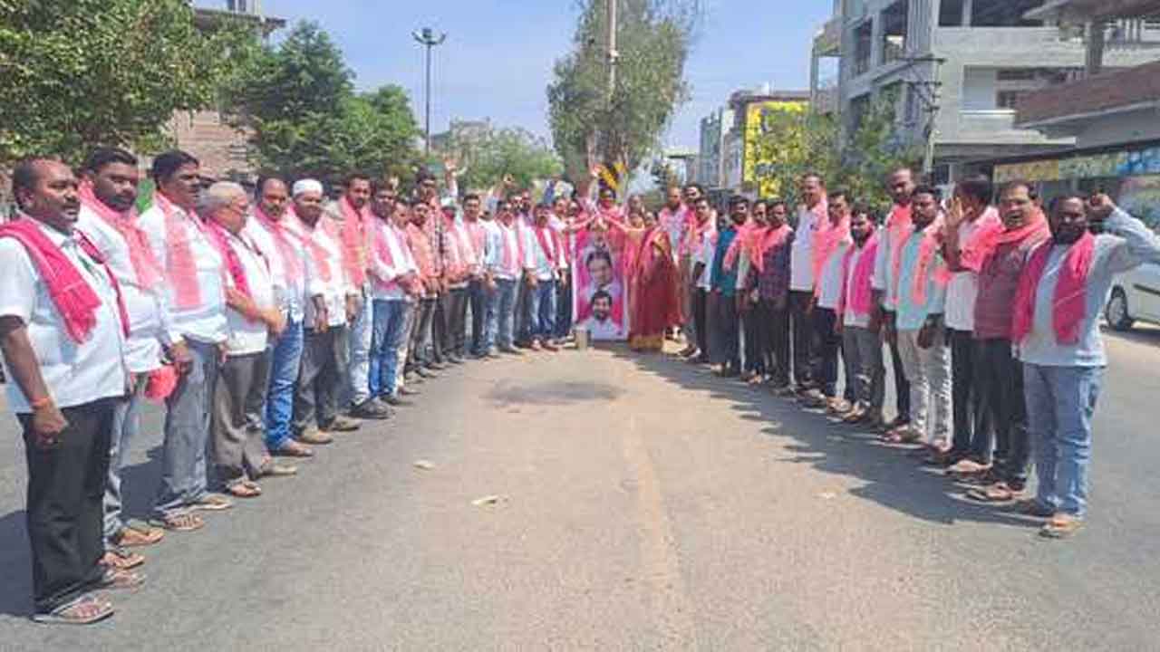 KCR | కేసీఆర్, కేటీఆర్, జగదీశ్ రెడ్డి చిత్రపటాలకు పాలాభిషేకం