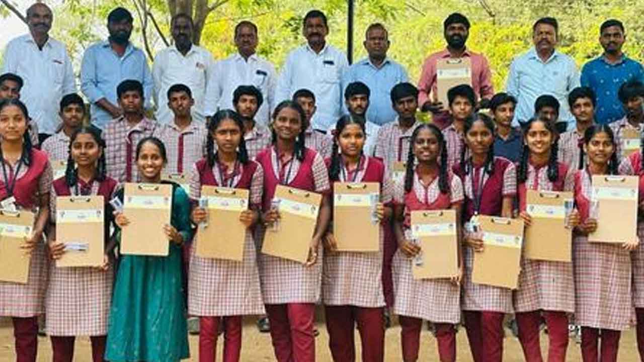 Gift a Smile | బద్దెనపల్లిలో టెన్త్ విద్యార్థులకు పరీక్ష ప్యాడ్లు, పెన్నులు పంపిణీ