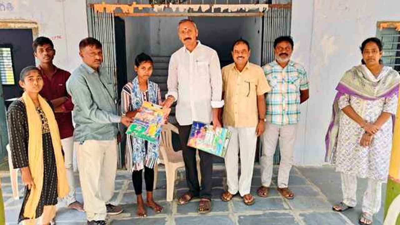 Exam pads | పదో తరగతి విద్యార్థులకు పరీక్ష ప్యాడ్లు పంపిణీ