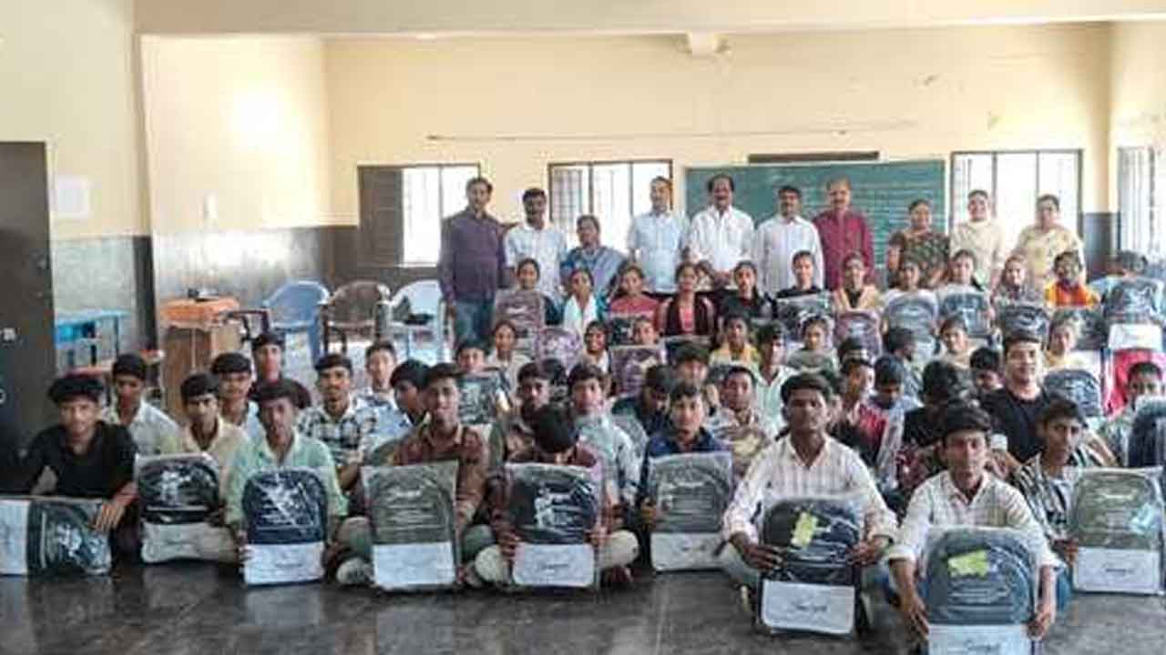 School bags | పాఠశాల విద్యార్థులకు ఉచితంగా బ్యాగుల పంపిణీ