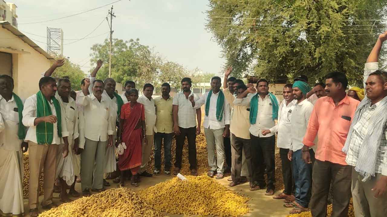 Turmeric farmers | మెట్‌పల్లిలో పసుపు రైతుల నిరసన