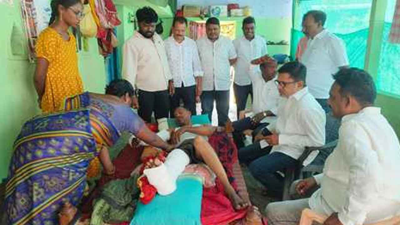 Putta Madhukar | శంకర్‌ను పరామర్శించిన మాజీ ఎమ్మెల్యే పుట్ట మధుకర్