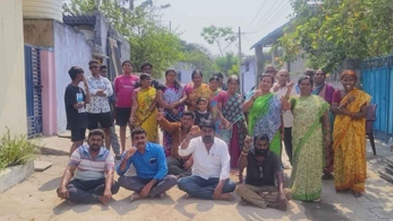 Peddapalli | రోడ్డు నిర్మించాలని మండుటెండలో మాజీ కార్పొరేటర్ నిరసన దీక్ష