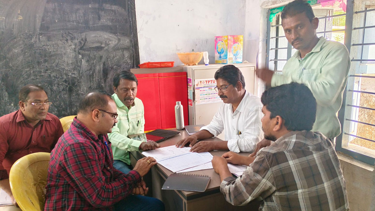 మ‌ధ్యాహ్నం భోజ‌నం అమ‌ల‌వుతున్న తీరును ప‌రిశీలించిన రాష్ట్ర అధికారి శశి కుమార్