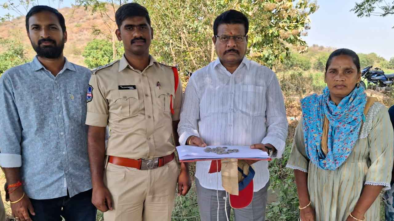 Ancient coins | ఉపాధి కూలీలకు తవ్వకాల్లో దొరికిన పురాతన నాణేలు