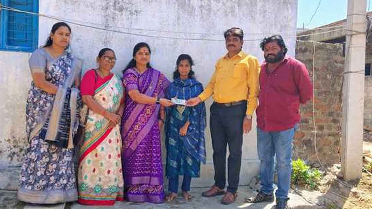 Financial assistance | పేదింటి అమ్మాయి పెళ్లికి ఆర్థిక సాయం అందజేత