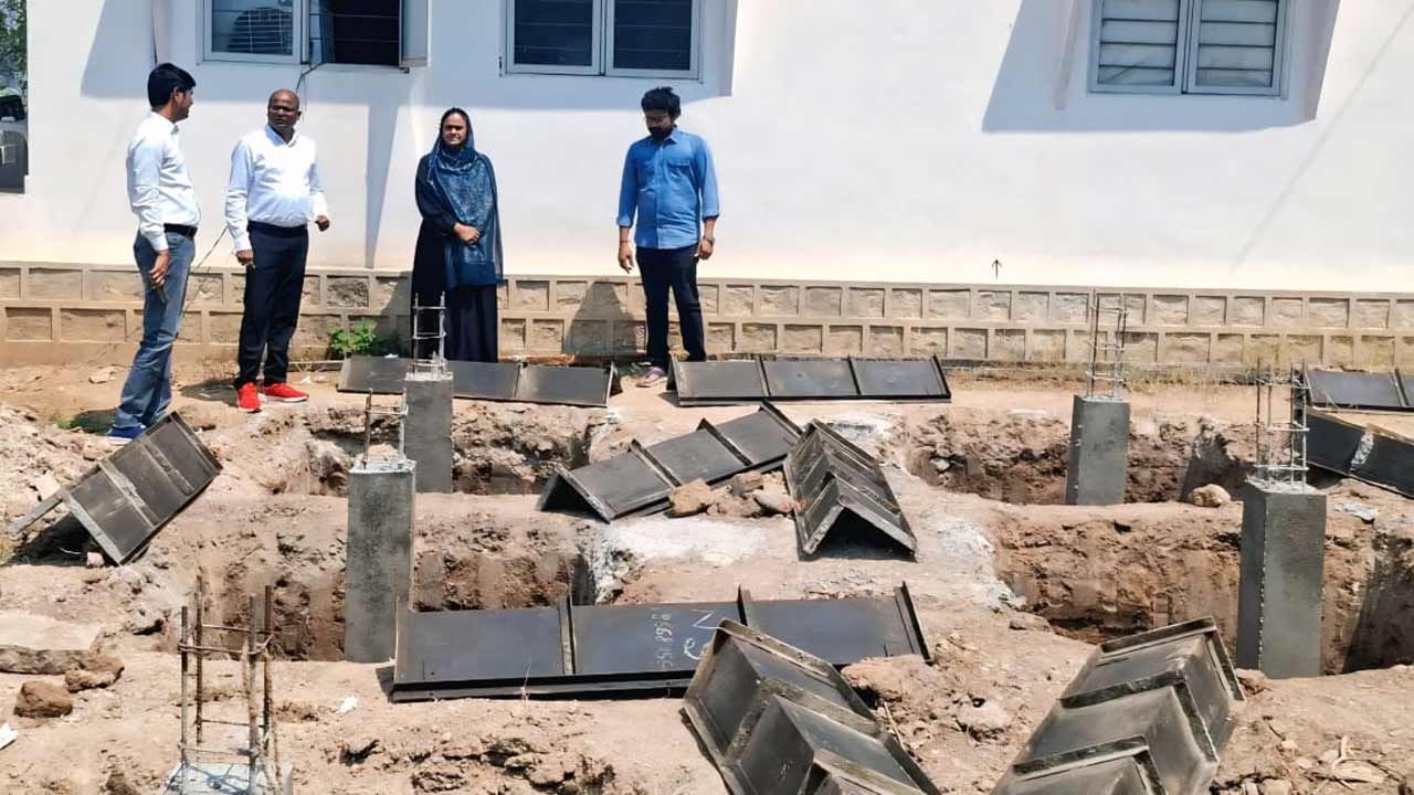 Indiramma Illu | ఇందిరమ్మ మోడల్‌ ఇంటి నిర్మాణ పనులు పరిశీలించిన పెన్‌పహాడ్‌ ఆర్డీవో